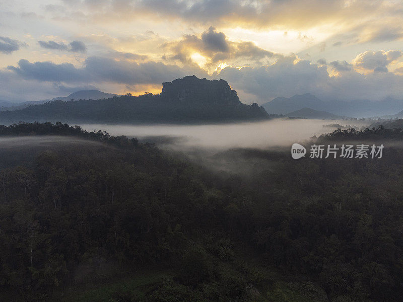 在泰国清迈省的Doi Luang Chiang Dao，日出时美丽的空中景观。